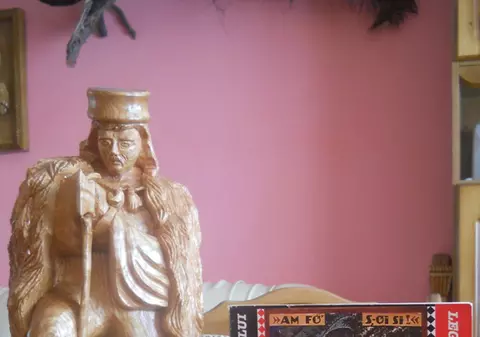 Incredibil! Poliţiştii de frontieră sculptează, pictează, sar cu motocicleta şi sunt campioni la şah