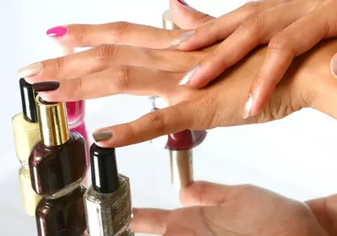 Când expiră, în realitate, produsele cosmetice?