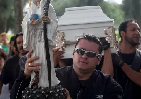 ULUITOR! Traficanţii de droguri din Mexic se închină la "DOAMNA CU COASA"! Cultul "SFINTEI MORŢI" ia amploare şi deranjează Vaticanul!