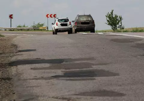 Şoferii din Botoşani se răscoală: Cer să nu mai plătească taxă pentru un drum plin de gropi