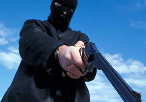 Poliţiştii sunt pe urmele bărbatului care a tras focuri de armă în direcţia unui autoturism