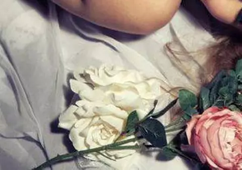 Ce făcea O MĂMICĂ HOT de la NOI, cântăreață celebră, în miez de noapte?  S-A POZAT FĂRĂ CHILOȚI și s-a bucurat și de compania unei domnișoare! Intră să vezi fotografia