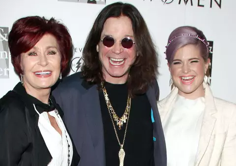 Sharon și Ozzy Osbourne, sărut romantic pe covorul roșu, sub ochii fiicei - FOTO