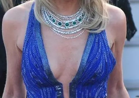 Vedeta asta a rupt gura târgului la Cannes cu decolteul ei! | FOTO