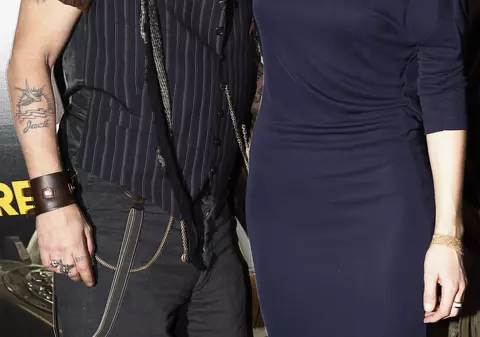 Încă un actor celebru de la Hollywood renunţă la burlăcie! Se însoară cu o blondă superbă!