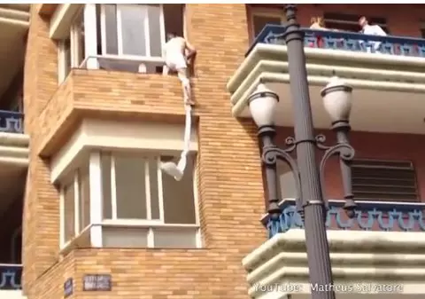 DEMENŢIAL! El şi ea se ceartă pe balcon, amantul fuge în chiloţi pe fereastră! | VIDEO