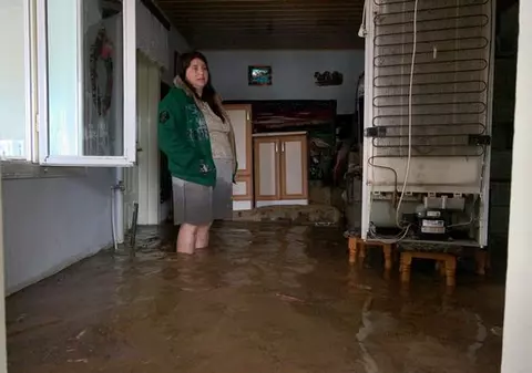 Bătuţi de soartă înainte de Sărbători! Mai mulţi suceveni s-au trezit cu apa până la genunchi în case