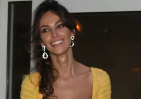 Cu cine îşi petrece Mădălina Ghenea nopţile! Foto în articol!