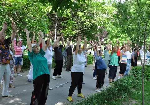 300 de bătrâni au făcut gimnastică într-un parc din Capitală