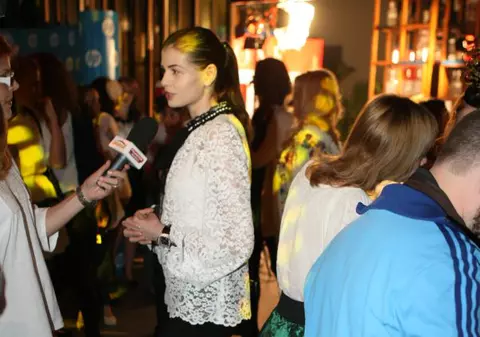 Moni, tu chiar nu ştii ce înseamnă o ie românească? Ce bluză a ales la un eveniment cu temă! | FOTO