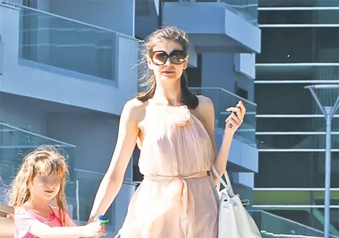 EXCLUSIV/ A luat copilul și a cheltuit o avere ca să stea la distanță de el. Moni l-a fentat pe Iri în SUA