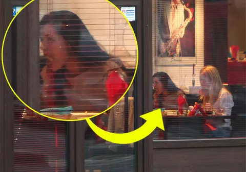 Monica, ai uitat de bunele maniere? De ce înfuleci aşa? | FOTO