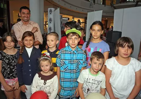 Dinamoviştii şi rapidiştii au uitat de rivalităţi, de dragul copiilor orfani