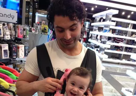 FETIŢA lui Pepe a rostit PRIMELE CUVINTE! Iată cât timp petrece cântăreţul cu cea mică!