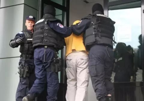 Soț gelos în arest după ce l-a bătut pe amantul soției sale