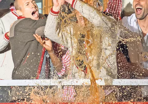 Duş cu bere! Bayern a sărbătorit tradiţional câştigarea titlului în Germania