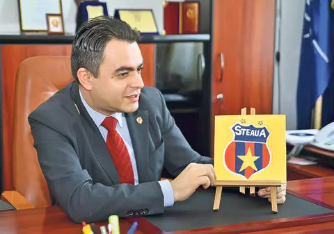 EXCLUSIV | «Câinele» stelist! Cătălin Chiper şi-a umplut biroul cu simboluri roş-albastre | FOTO