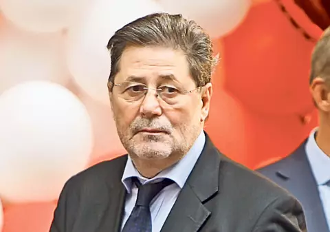 Dinu, demis, dar premiat! 