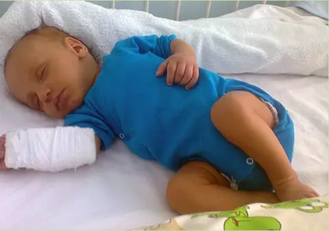 O şansă la viaţă! Ştefănel are nevoie de un transplant de ficat în străinătate deoarece în România nu se poate efectua o astfel de operaţie la doar 3 luni!