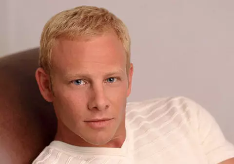 CRIZA l-a lăsat FĂRĂ HAINE! La 49 de ani, Steve din "Beverly Hills 90210" se face STRIPPER!