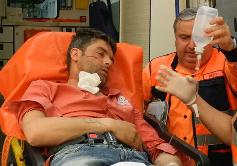 S-a tăiat cu lama de nervi că nu poate să îşi rănească iubita