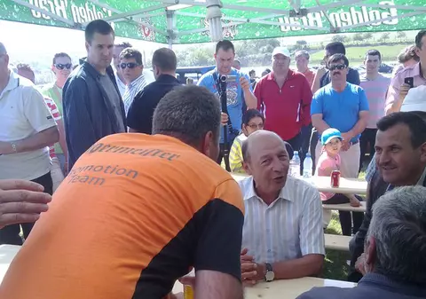 Traian BĂSESCU a băut BERE cu LOCALNICII din PEȘTERA! FOTO