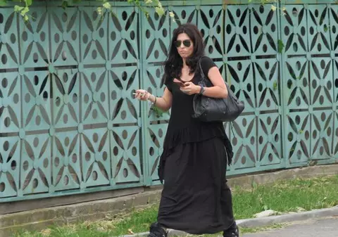 VĂDUVA LUI SERGIU NICOLAESCU, surprinsă la cimitirul din Târgu Jiu