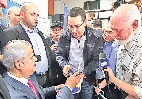Năstase i-a dat autograf pe carte lui Ponta