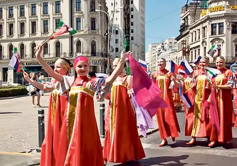 Paradă de costume populare în centrul Capitalei