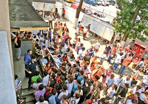 Absolvenţii de gimnaziu care vor la o şcoală bună au de tras: pragul la cel mai tare liceu: 9,93!