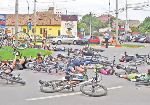 «Prăbuşiţi» pentru biciclistul ucis! Protest inedit la Sibiu, în locul unde un biker a fost strivit acum două luni de o camionetă