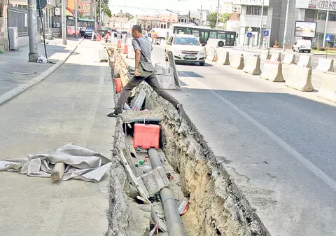 Jaf pe bani publici! Au săpat tranşee la un an după asfaltare