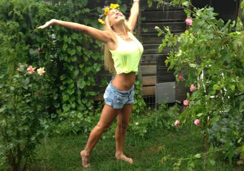 Uite-o pe Vica Blochina CU SFÂRCURILE LA VEDERE, după ce A DANSAT ÎN PLOAIE | FOTO