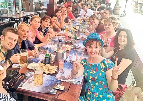 Marina Almăşan şi-a cinstit colegii cu bere, la o terasă din Bulgaria