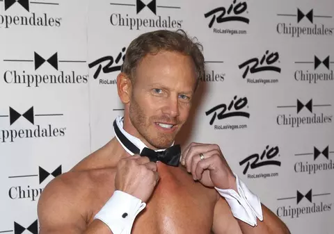 A devenit cunoscut ca "Steve din Beverly Hills", însă LIPSA BANILOR l-a făcut pe Ian Ziering să ACCEPTE ORICE! Iată-l cum se descurcă ca STRIPPER! FOTO