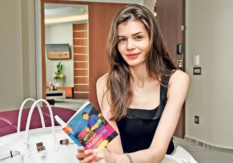 Moni îi spune «Te iubesc» în chineză lui Mr. Pink!