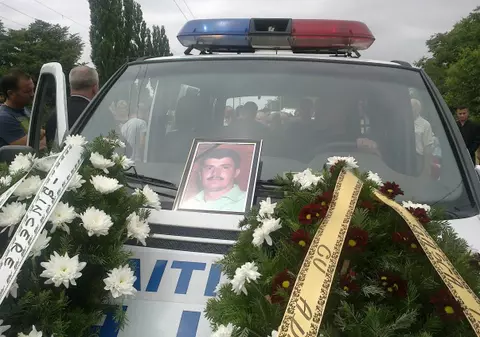 Poliţistul care a condus autocarul groazei, înmormântat la Cimitirul Andronache | FOTO