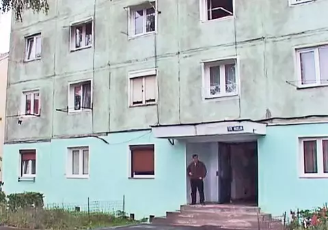 Caz şocant la Braşov! Împroşcată cu acid, în faţa blocului