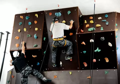 Jandarmii de la Brigada Specială de Intervenţie şi-au tras sală de alpinism