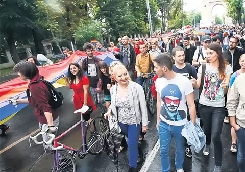 Catinca Roman a defilat cu homosexualii | FOTO