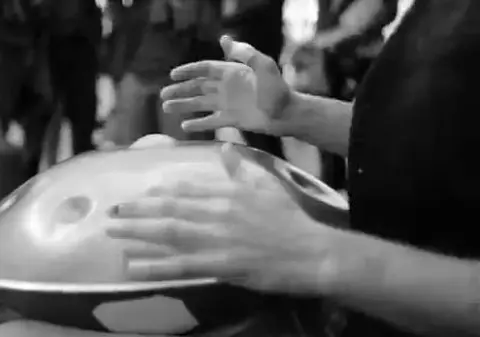 Dacă l-ar vedea ROMÂNII, ar zice că e numai bun să prăjească ARIPIOARE CROCANTE. Uite CUM I-A VRĂJIT acest disc pe alţii | VIDEO