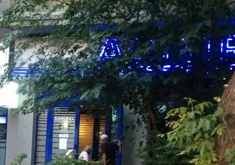 Incredibil! Uite cine îşi încearcă norocul la păcănele!
