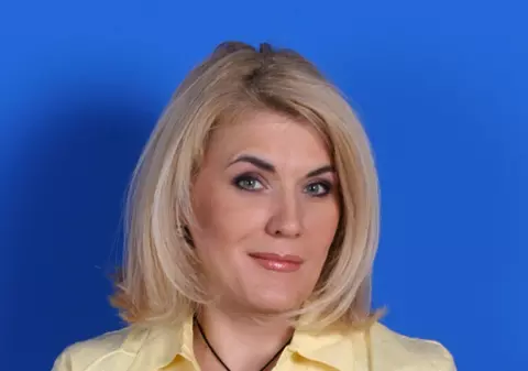 Liana Stanciu s-a apucat de citit poveşti. În public