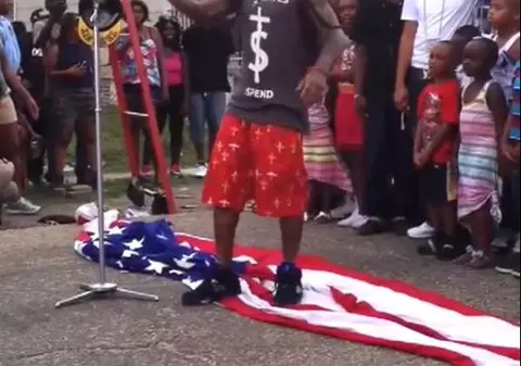 Scandal uriaș în SUA! Lil Wayne a dansat pe drapelul american - VIDEO