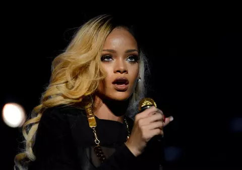 Rihanna CĂLĂREŞTE PE O FEMEIE!!! FOTOGRAFII INEDITE