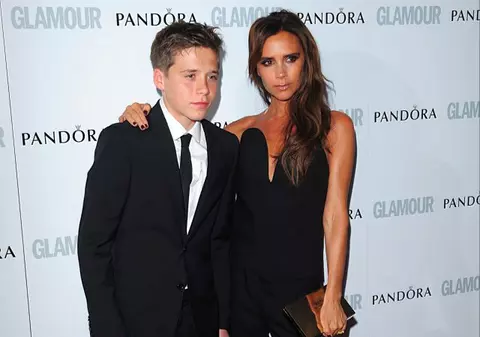 S-a făcut de râs în fața fiului ei! Victoria Beckham, glumă deocheată la adresa bărbăției lui David - VIDEO