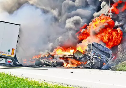 TIR în flăcări pe autostrada A1! Un şofer care a încercat să stingă incendiul a fost lovit de o maşină