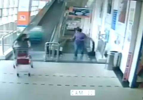 Accident şocant într-un supermarket! Femeie ucisă de un cărucior pentru cumpărături - VIDEO