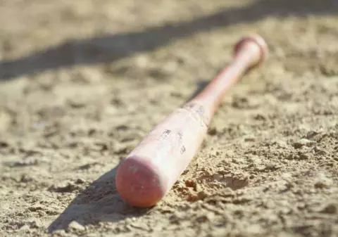 Bătaie cu bâte de baseball într-un bar, surprinsă de camerele de supraveghere - VIDEO 