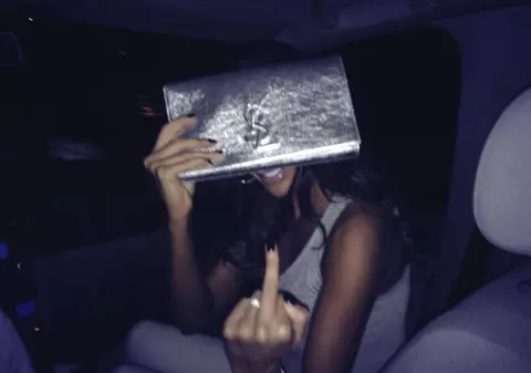 GEST ŞOCANT! Bianca Drăguşanu ÎNJURĂ CA LA UŞA CORTULUI! Uite ce limbaj suburban are şi CUM ARATĂ DEGETUL MIJLOCIU